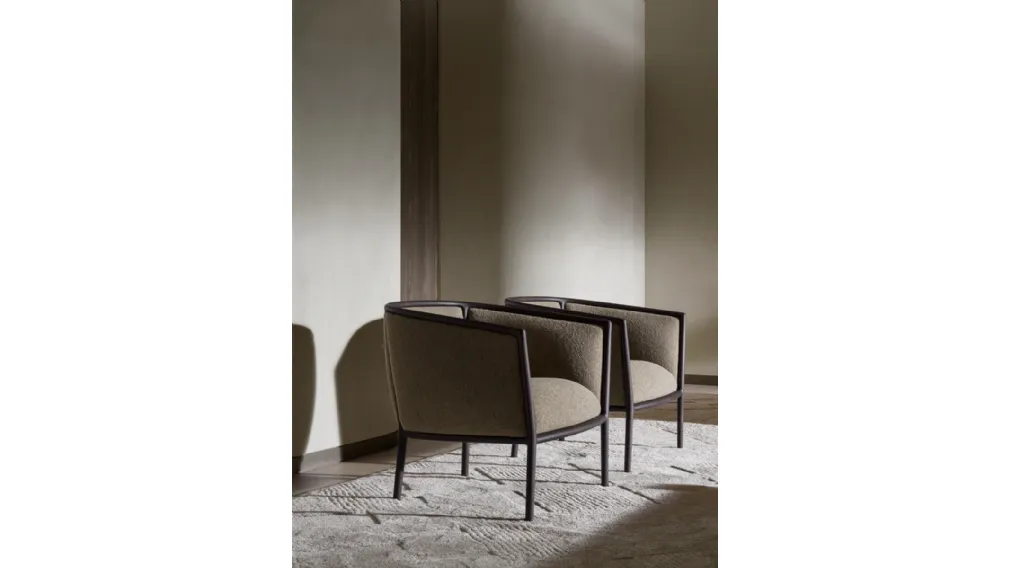 Poltroncina in tessuto con struttura in legno Margou di Molteni & C