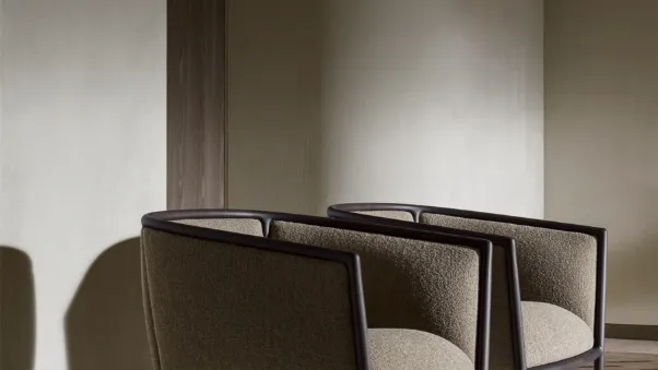 Poltroncina in tessuto con struttura in legno Margou di Molteni & C