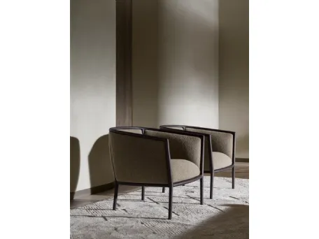 Poltroncina in tessuto con struttura in legno Margou di Molteni & C