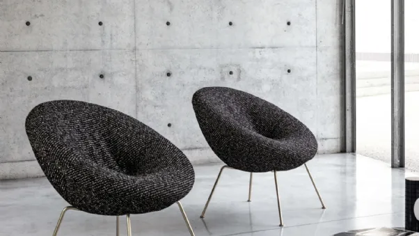 Poltroncina di design in tessuto imbottito con gambe in metallo finitura oro Nest Soft di Desirèe