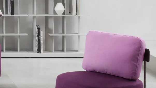 Poltroncina Pierre in tessuto dai colori vivaci e dalle forme morbide e imbottite di Flou