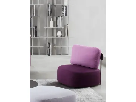 Poltroncina Pierre in tessuto dai colori vivaci e dalle forme morbide e imbottite di Flou