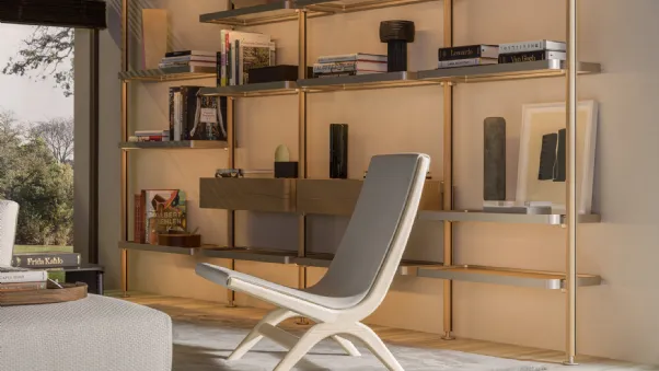 Poltroncina di design rivestita in cuoio con struttura in Rovere Yoell Molteni & C