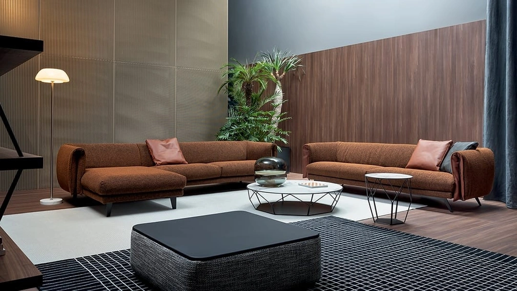 Divano in tessuto con penisola Saddle di Bonaldo