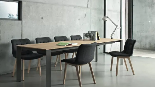 Sedia Kuga in tessuto imbottito e trapuntato con base in legno di Bontempi