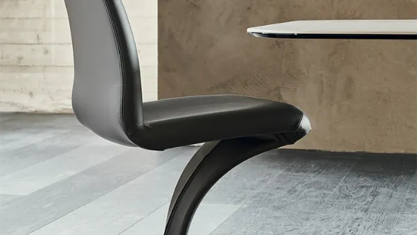 Sedia di design con base in acciaio e rivestimento in pelle Betty di Cattelan Italia