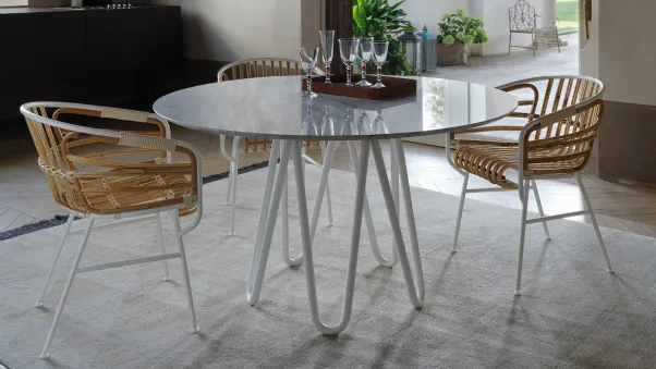 Sedia in rattan e metallo con braccioli Raphia Rattan di Horm