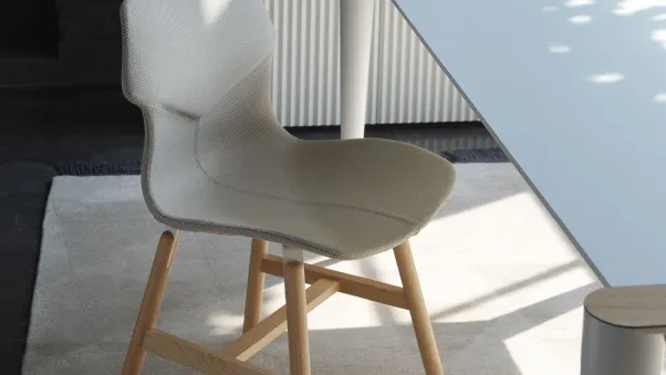 Sedia imbottita in tessuto con gambe in legno Stereo Wood di Horm