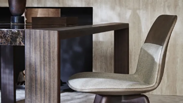 Sedia Barbican con scocca in pelle e tessuto con gambe in legno di Molteni & C