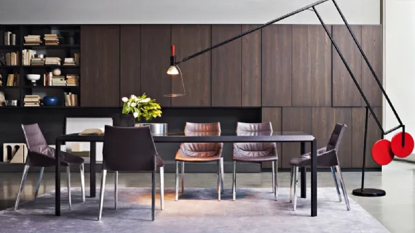 Sedia di design in pelle con gambe in metallo Outline di Molteni & C