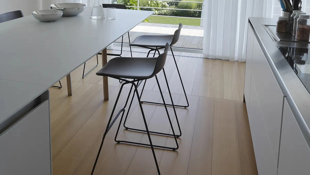 Sgabello in legno curvato Pressious di Horm