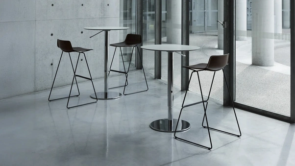 Sgabello in legno curvato Pressious di Horm