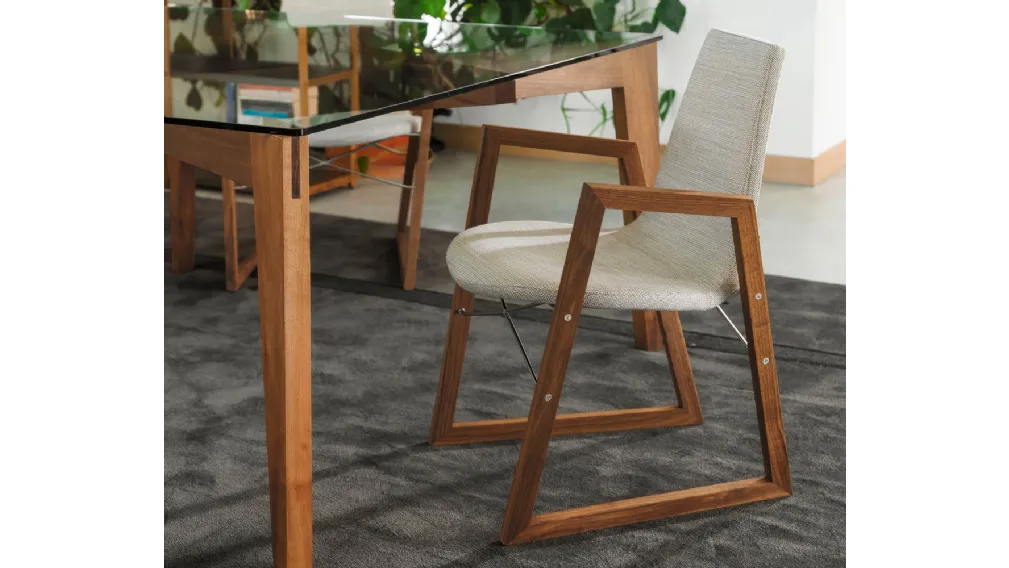 Sedia Ray poltroncina in tessuto e legno di Horm
