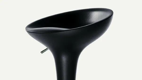 Sgabello girevole regolabile in altezza con sedile in ABS stampato e struttura in acciaio cromato Bombo di Magis