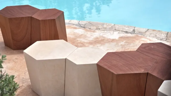 Sgabello in legno o pietra, adatto anche per esterno, composto da due esagoni irregolari che, affiancati l’uno all’altro, offrono la possibilità di creare infinite composizioni per ogni esigenza Hexagon Legno di Horm