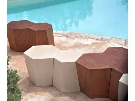 Sgabello in legno o pietra, adatto anche per esterno, composto da due esagoni irregolari che, affiancati l’uno all’altro, offrono la possibilità di creare infinite composizioni per ogni esigenza Hexagon Legno di Horm