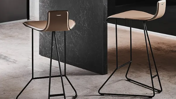 Sgabello in cuoio con base in acciaio Pepe di Cattelan Italia