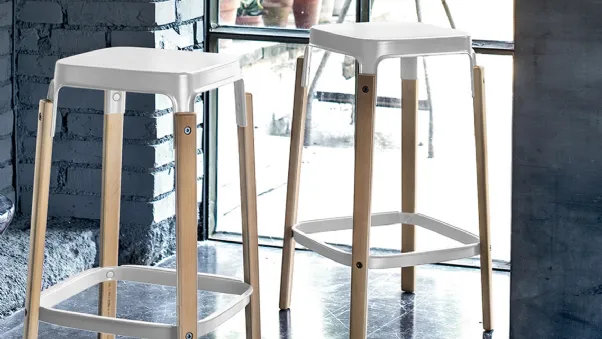 Sgabello con gambe in massello di faggio naturale e seduta e poggiapiedi in lamiera di acciaio verniciato Steelwood Stool di Magis