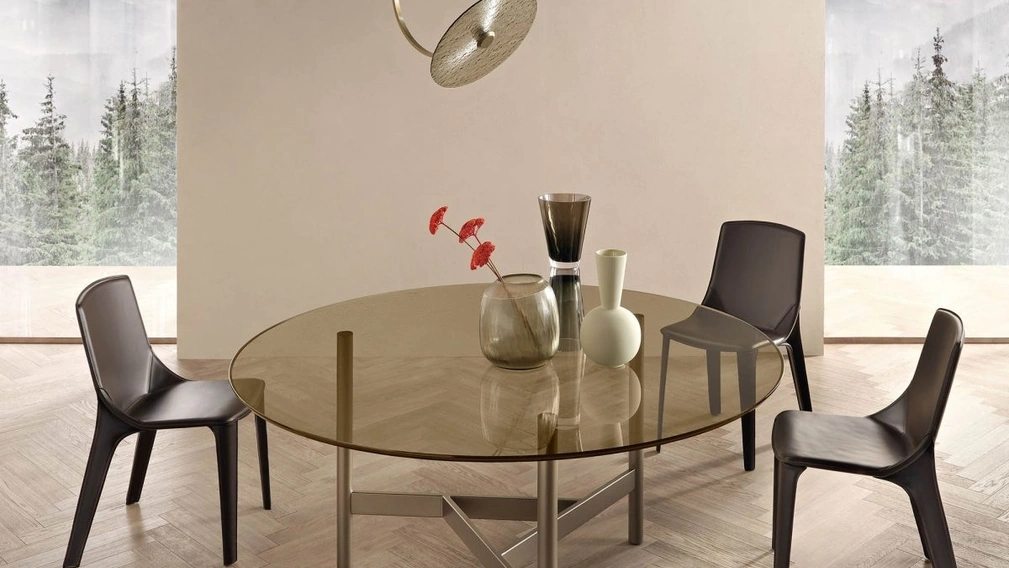 Tavolo rotondo Agos con top in vetro e base in metallo di Fiam