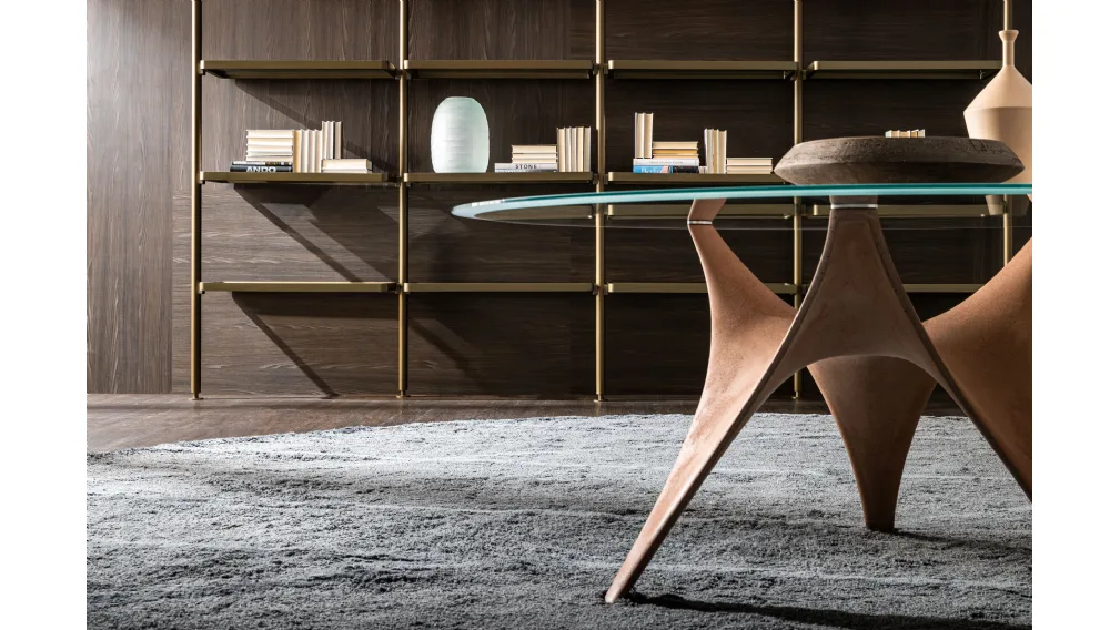 Tavolo rotondo con top in Vetro e base scultorea in Cemento MattoneArc di Molteni & C