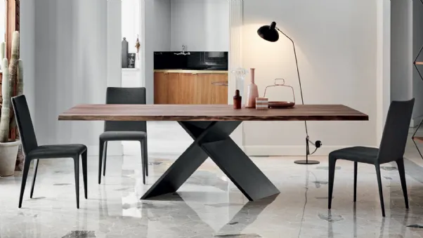 Tavolo Ax Wood con top in legno e base in metallo di Bonaldo