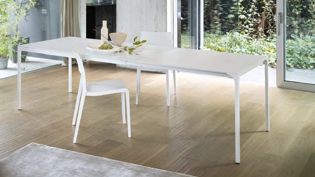 Tavolo allungabile in cristallo con base in metallo verniciato Zen di Bonaldo