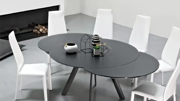 Tavolo allungabile Giro con top in cristallo antigraffio opaco e base in acciaio inox di Bontempi