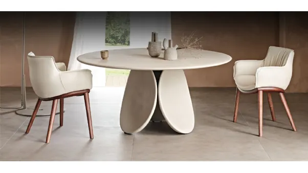 Tavolo rotondo interamente spatolato in argilla Maxime Argile di Cattelan Italia