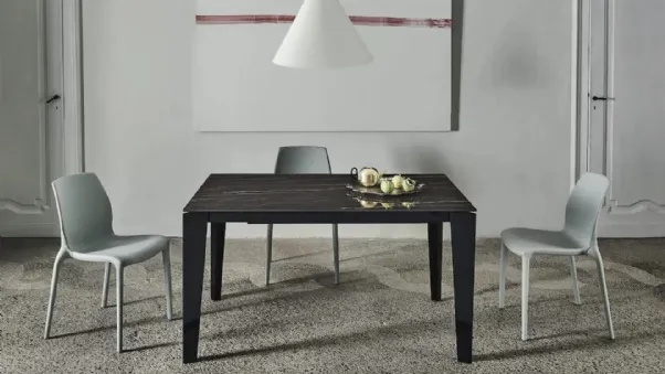 Tavolo allungabile Cruz XXL con top in SuperMarmo e base in acciaio laccato di Bontempi