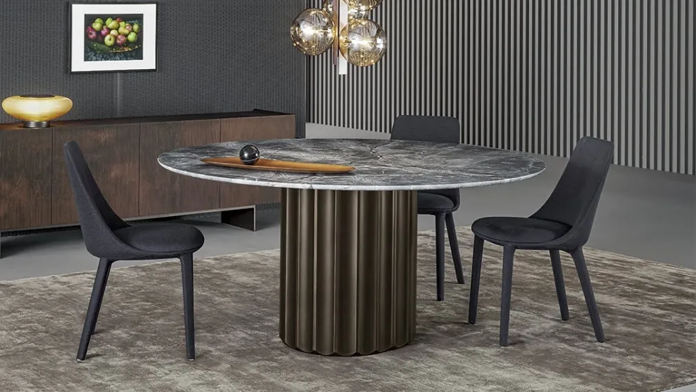 Tavolo Dorian Table con top in marmo e base in poliuretano finitura bronzo spazzolato di Bonaldo