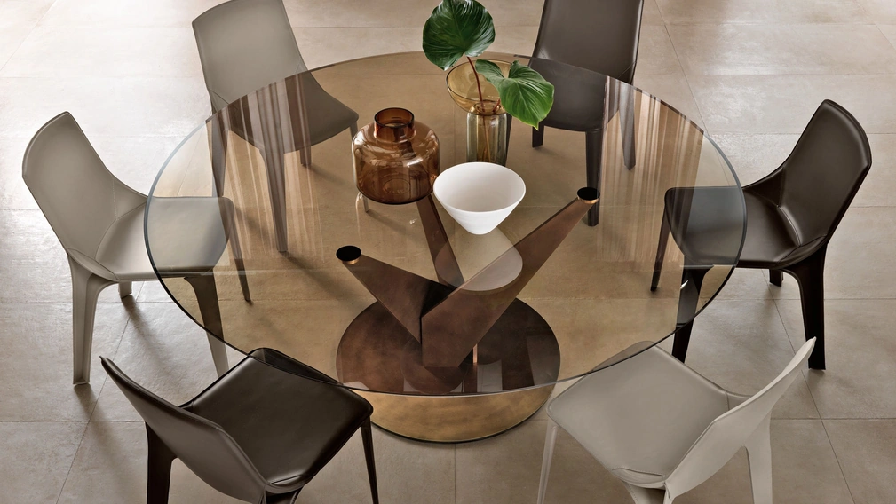 Tavolo rotondo Epsylon con top in vetro bronzo e base in metallo finitura ottone brunito di Fiam