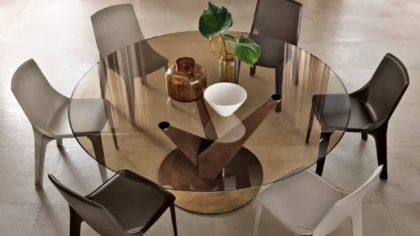 Tavolo rotondo Epsylon con top in vetro bronzo e base in metallo finitura ottone brunito di Fiam
