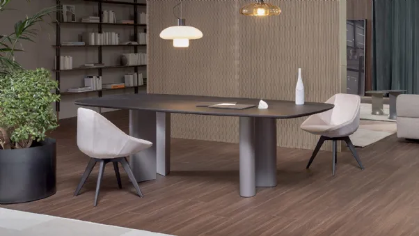 Tavolo Geometric Table con top in legno e base in metallo di Bonaldo