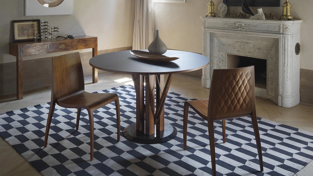 Tavolo Flower con top in Fenix e base in legno e marmo di Horm