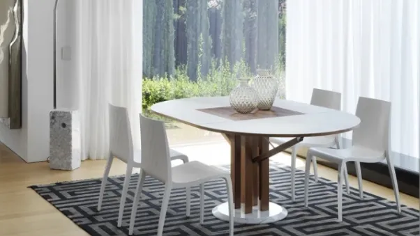 Tavolo Flower con top in Fenix e base in legno e marmo di Horm