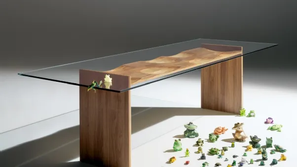 Tavolo di design in legno con top in vetro trasparente Ripples di Horm