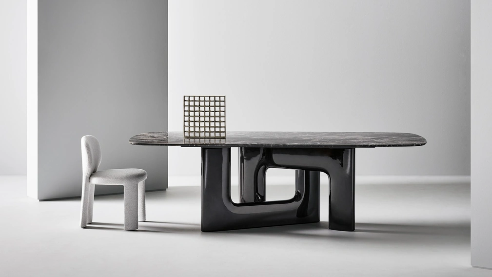 Tavolo di design Liaison con top in marmo e base in poliuretano di Bonaldo