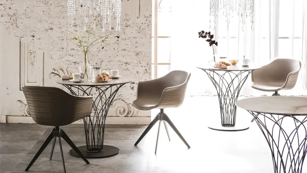 Tavolo rotondo con top in ceramica Marmi e base in acciaio intrecciato Nido Keramik Bistrò di Cattelan Italia