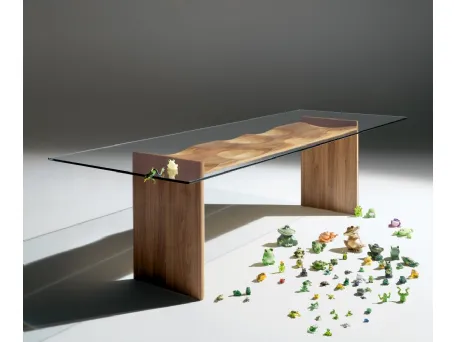 Tavolo con base in legno lavorato e piano in vetro Ripples di Horm