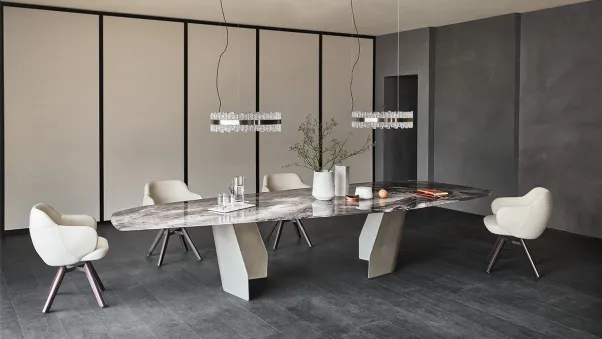 Tavolo in cristallo con stampa artistica e piano irregolare in metallo Senator di Cattelan Italia