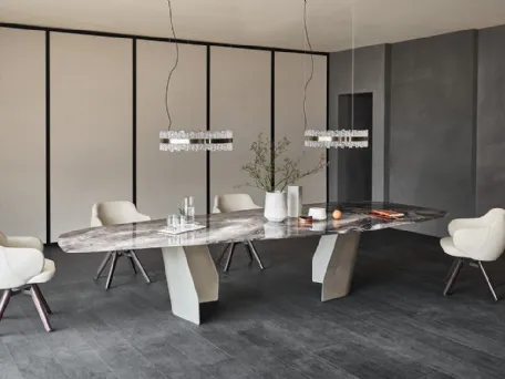Tavolo in cristallo con stampa artistica e piano irregolare in metallo Senator di Cattelan Italia