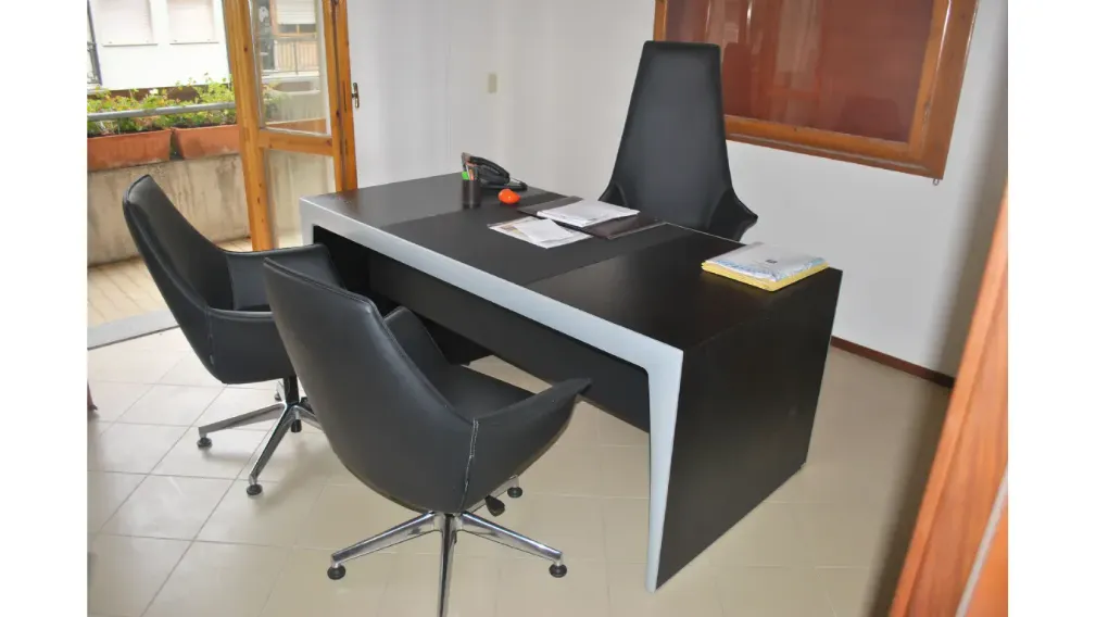 Arredo ufficio San Marino in pelle e legno