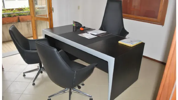 Arredo ufficio San Marino in pelle e legno