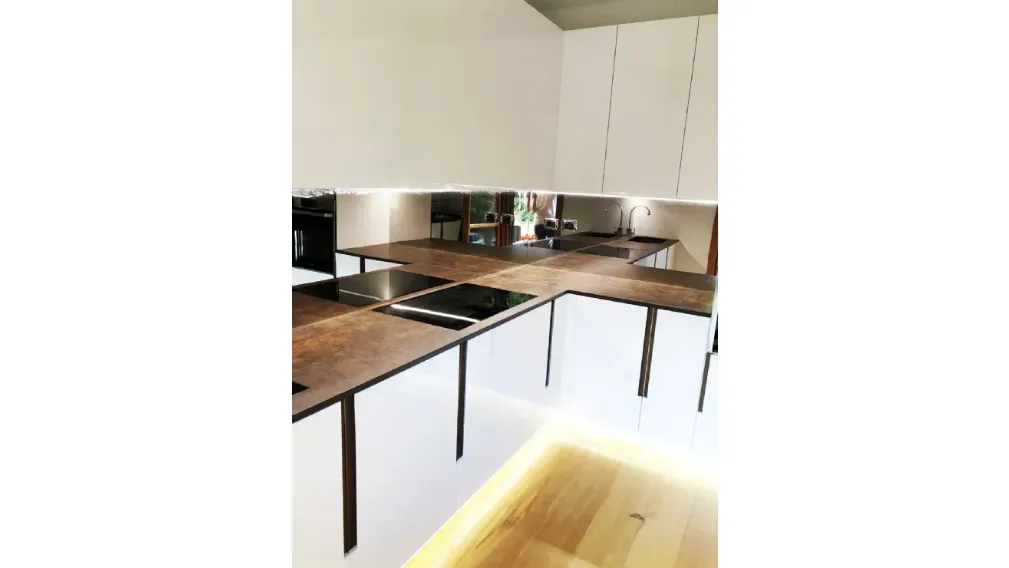 Cucina Binova Vogue con piano in Neolith Corten realizzata su misura