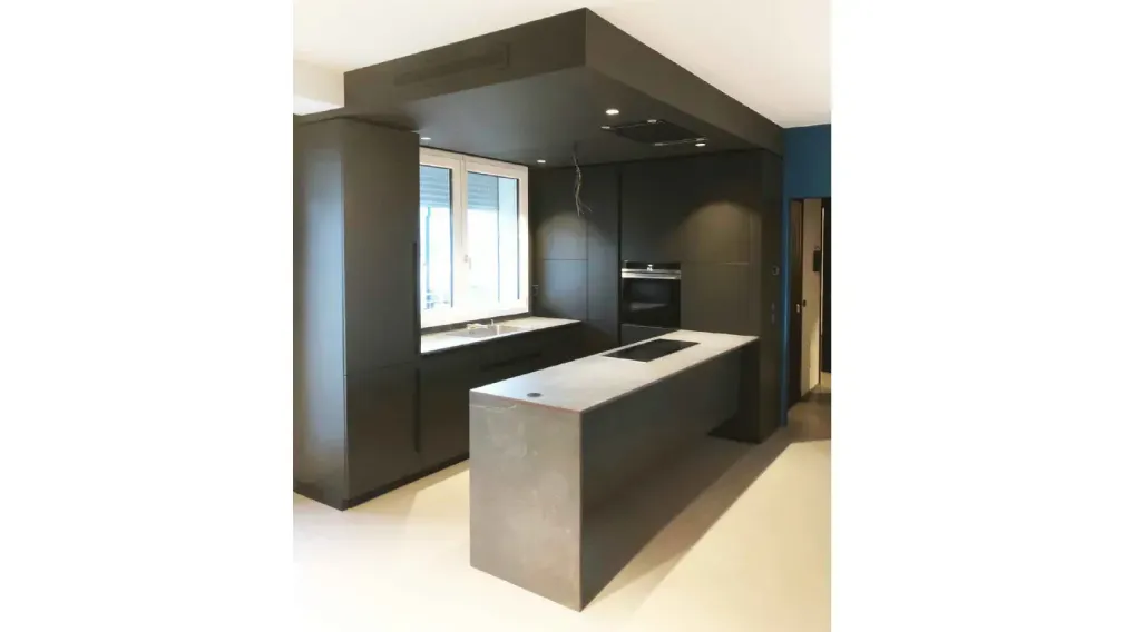 Cucina Blune Dekton su misura di Gasperoni Arredamenti