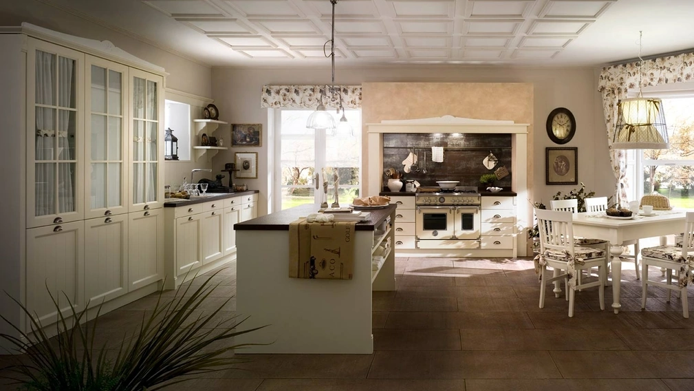 Cucina Classica con isola in legno laccato con pensili a vetrina Sweet Kitchen English Style di Callesella
