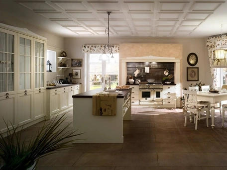 Cucina Classica con isola in legno laccato con pensili a vetrina Sweet Kitchen English Style di Callesella