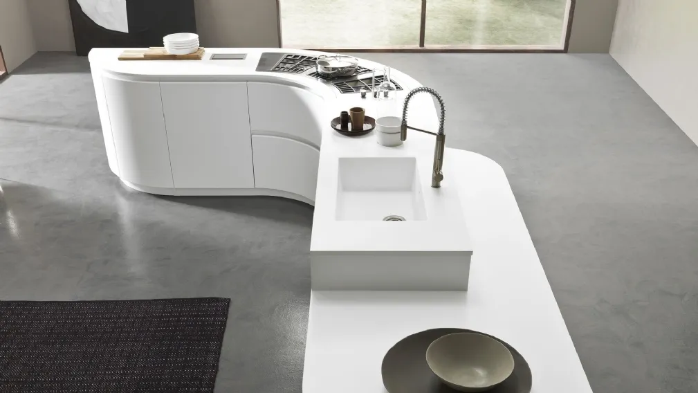 Cucina Design in laccato bianco con isola dalla linea curva e lavabo integrato Artika 01 di Pedini