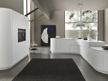 Cucina Design in laccato bianco con isola dalla linea curva Artika 01 di Pedini