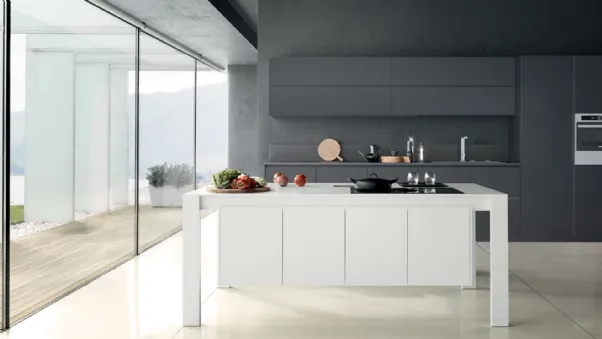 Cucina Design con isola in laccato opaco bianco e grigio scuro Cook Eat 04 di Pedini